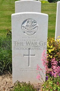 MONT HUON MILITARY CEMETERY, LE TREPORT - DRAY, HAROLD