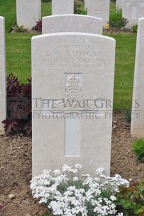 MONT HUON MILITARY CEMETERY, LE TREPORT - DUNCAN, EDWARD WALLACE BRUCE