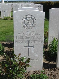 MONT HUON MILITARY CEMETERY, LE TREPORT - EDMONDS, W A J