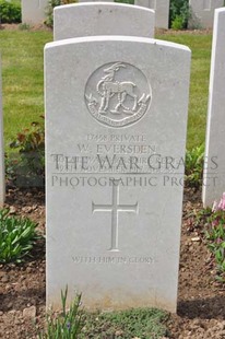 MONT HUON MILITARY CEMETERY, LE TREPORT - EVERSDEN, W