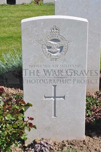 MONT HUON MILITARY CEMETERY, LE TREPORT - FOULKES, A W