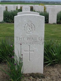 MONT HUON MILITARY CEMETERY, LE TREPORT - FOYE, T