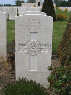 MONT HUON MILITARY CEMETERY, LE TREPORT - GAME, A