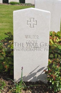 MONT HUON MILITARY CEMETERY, LE TREPORT - GOCHT, WALTER