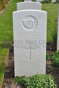 MONT HUON MILITARY CEMETERY, LE TREPORT - GORDON, E A W