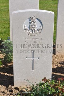 MONT HUON MILITARY CEMETERY, LE TREPORT - GOULD, W