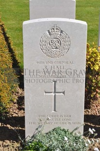 MONT HUON MILITARY CEMETERY, LE TREPORT - HALL, RICHARD