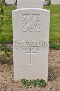 MONT HUON MILITARY CEMETERY, LE TREPORT - HALLAM, I W