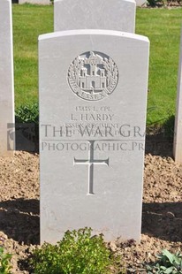 MONT HUON MILITARY CEMETERY, LE TREPORT - HARDY, L