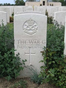 MONT HUON MILITARY CEMETERY, LE TREPORT - HATHWAY, L G