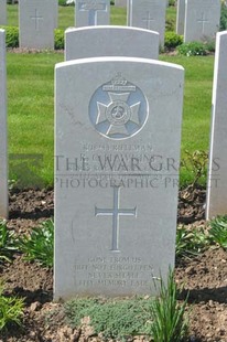 MONT HUON MILITARY CEMETERY, LE TREPORT - HAWKINS, REGINALD CLAUDE