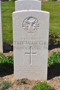 MONT HUON MILITARY CEMETERY, LE TREPORT - HENDERSON, A