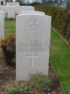 MONT HUON MILITARY CEMETERY, LE TREPORT - HENDRY, A