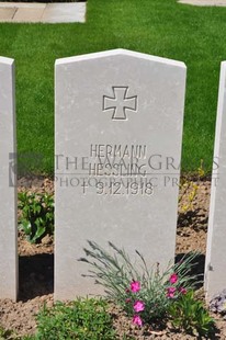 MONT HUON MILITARY CEMETERY, LE TREPORT - HESSLING, HERMANN