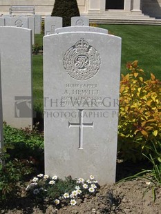 MONT HUON MILITARY CEMETERY, LE TREPORT - HEWITT, A