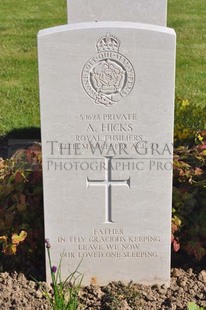 MONT HUON MILITARY CEMETERY, LE TREPORT - HICKS, A