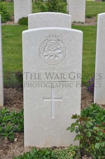 MONT HUON MILITARY CEMETERY, LE TREPORT - HINCHLIFFE, W L