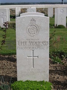 MONT HUON MILITARY CEMETERY, LE TREPORT - HOBBS, ALBERT EDWARD