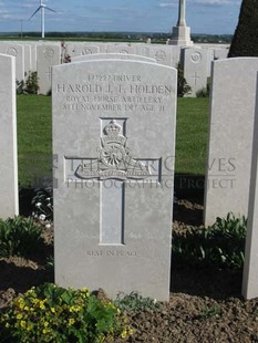 MONT HUON MILITARY CEMETERY, LE TREPORT - HOLDEN, HAROLD JOSEPH THOMAS