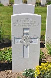 MONT HUON MILITARY CEMETERY, LE TREPORT - HOLDWAY, F G