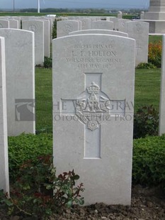 MONT HUON MILITARY CEMETERY, LE TREPORT - HOLTON, L T