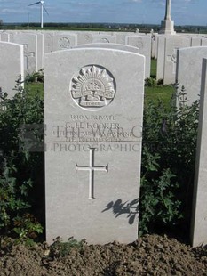 MONT HUON MILITARY CEMETERY, LE TREPORT - HOOKER, GEORGE HAROLD