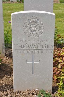 MONT HUON MILITARY CEMETERY, LE TREPORT - HORNE, W