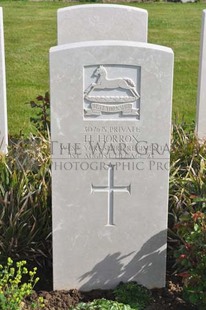 MONT HUON MILITARY CEMETERY, LE TREPORT - HORROX, H