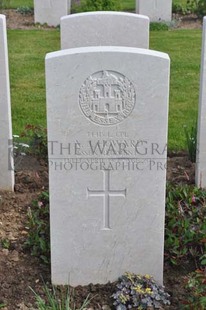 MONT HUON MILITARY CEMETERY, LE TREPORT - HOWARD, A J