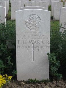 MONT HUON MILITARY CEMETERY, LE TREPORT - HOWARD, H A