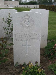 MONT HUON MILITARY CEMETERY, LE TREPORT - HOWARD, JOHN TURNER