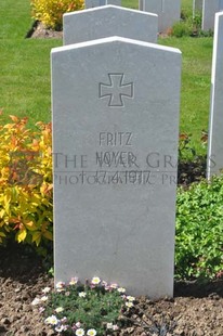 MONT HUON MILITARY CEMETERY, LE TREPORT - HOYER, FRITZ