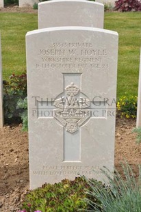 MONT HUON MILITARY CEMETERY, LE TREPORT - HOYLE, JOSEPH WILLIAM