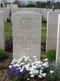 MONT HUON MILITARY CEMETERY, LE TREPORT - HOYLE, T