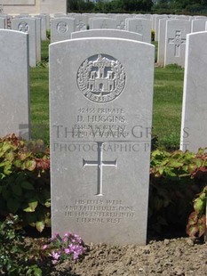 MONT HUON MILITARY CEMETERY, LE TREPORT - HUGGINS, D