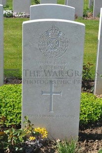 MONT HUON MILITARY CEMETERY, LE TREPORT - HUNT, A E