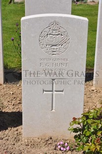 MONT HUON MILITARY CEMETERY, LE TREPORT - HUNT, FRED GUY