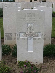 MONT HUON MILITARY CEMETERY, LE TREPORT - HUNT, R