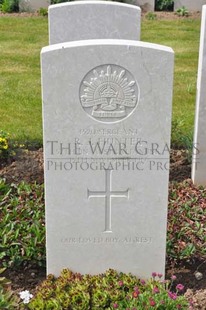 MONT HUON MILITARY CEMETERY, LE TREPORT - HUNTER, ROBERT JAMES