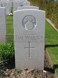 MONT HUON MILITARY CEMETERY, LE TREPORT - JAMES, WINTER