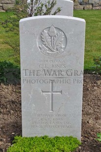 MONT HUON MILITARY CEMETERY, LE TREPORT - JONES, C E