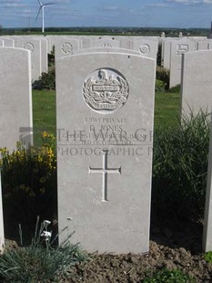 MONT HUON MILITARY CEMETERY, LE TREPORT - JONES, D