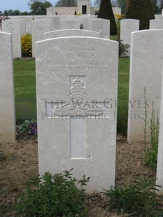 MONT HUON MILITARY CEMETERY, LE TREPORT - JONES, E B