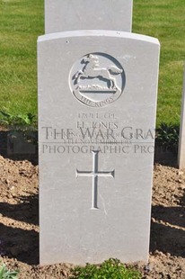 MONT HUON MILITARY CEMETERY, LE TREPORT - JONES, H