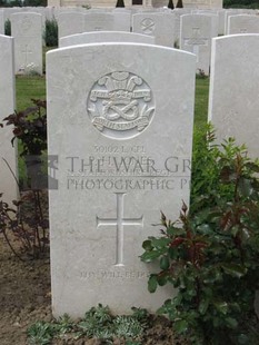 MONT HUON MILITARY CEMETERY, LE TREPORT - JONES, P H