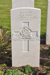 MONT HUON MILITARY CEMETERY, LE TREPORT - JONES, R S