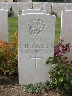 MONT HUON MILITARY CEMETERY, LE TREPORT - KELLY, ROBERT