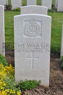 MONT HUON MILITARY CEMETERY, LE TREPORT - KIRKNESS, GORDON