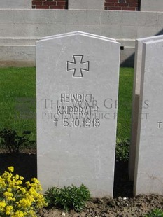 MONT HUON MILITARY CEMETERY, LE TREPORT - KNIPPRATH, HEINRICH