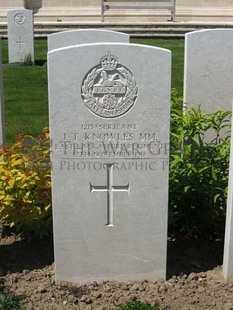 MONT HUON MILITARY CEMETERY, LE TREPORT - KNOWLES, J T